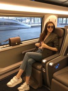 熊黛林紧身牛仔裤照片,紧身牛仔裤勾勒曼妙身姿