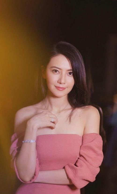 歌手张燕性感生活照,揭秘歌手私下的魅力瞬间